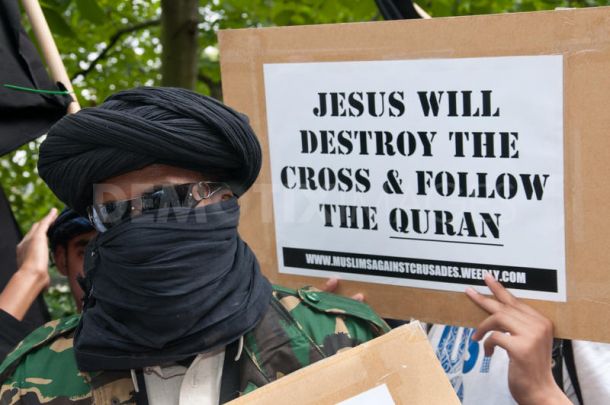 Muslims-Jesus-will-burn-the-cross1
