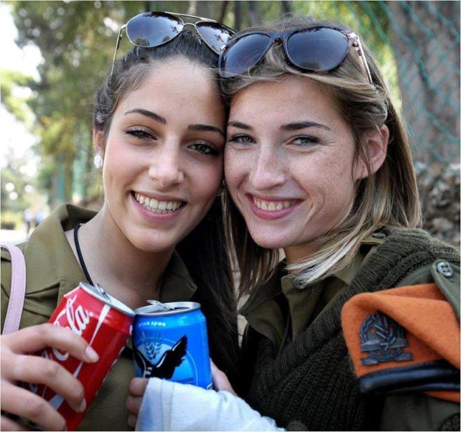 Soldaditas IDF tomando refrescos