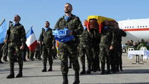 Guardia de honor llevar el féretro cubierto con la bandera las fuerzas de paz españolas, Con el féretro del Cabo Toledo, en el funeral celebrado en el aeropuerto internacional de Beirut, el 29 de enero de 2015. (Foto: Cortesía FPNUL)