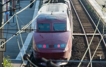 21 de agosto:. Un tren Thalys del operador nacional de ferrocarriles franceses, SNCF, se encuentra en la estación de tren principal de Arras, el norte de Francia, después de que un hombre armado abrió fuego hiriendo a tres personas  (AP)