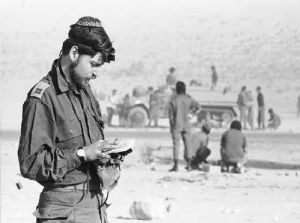 Soldado reza al comienzo de la Guerra de Yom Kippur. www.jrtelegraph.com