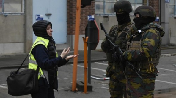 Soldados belgas haciendo guardia junto a las instalaciones del aeropuerto